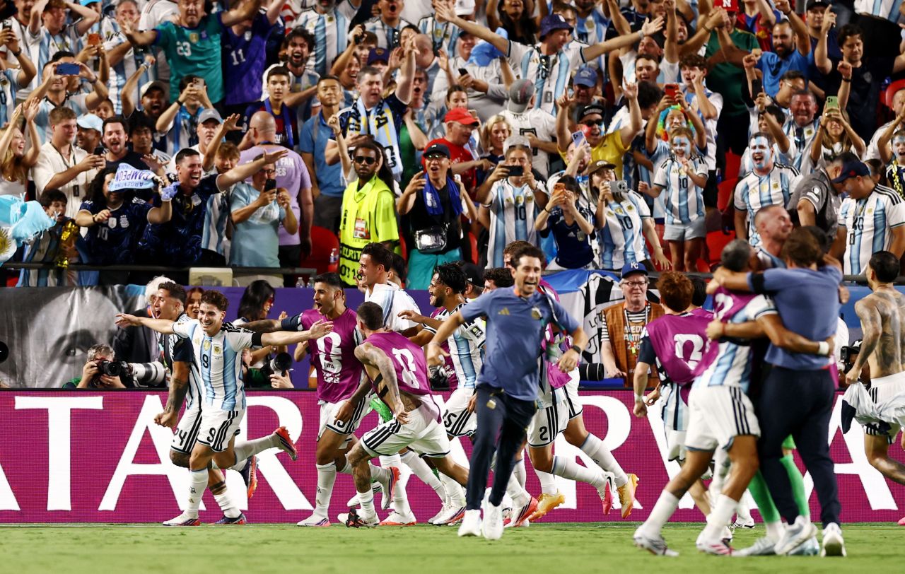 Julián Álvarez comemorando gol da Argentina