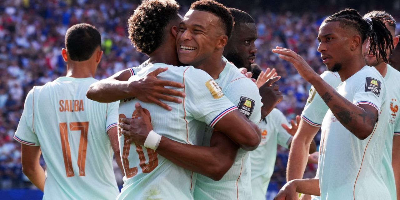 Jogadores de França e Espanha antes de partida das semifinais da Copa de 2026