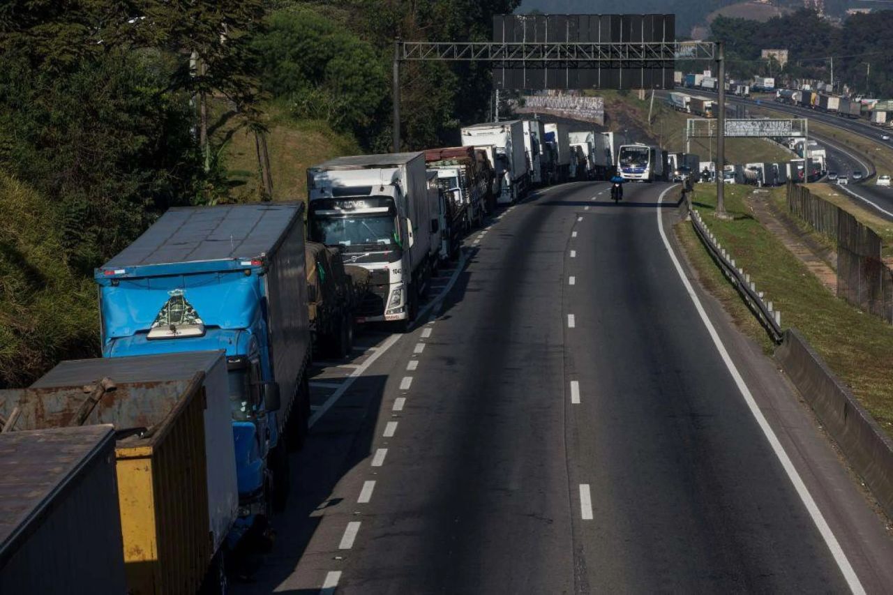 Caminhões em fila em porto durante paralisação