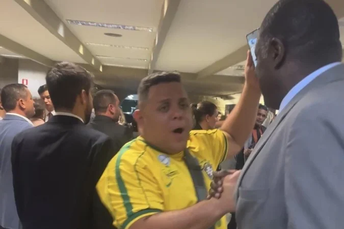 Apoiadores celebram rejeição de Jorge Messias no Senado