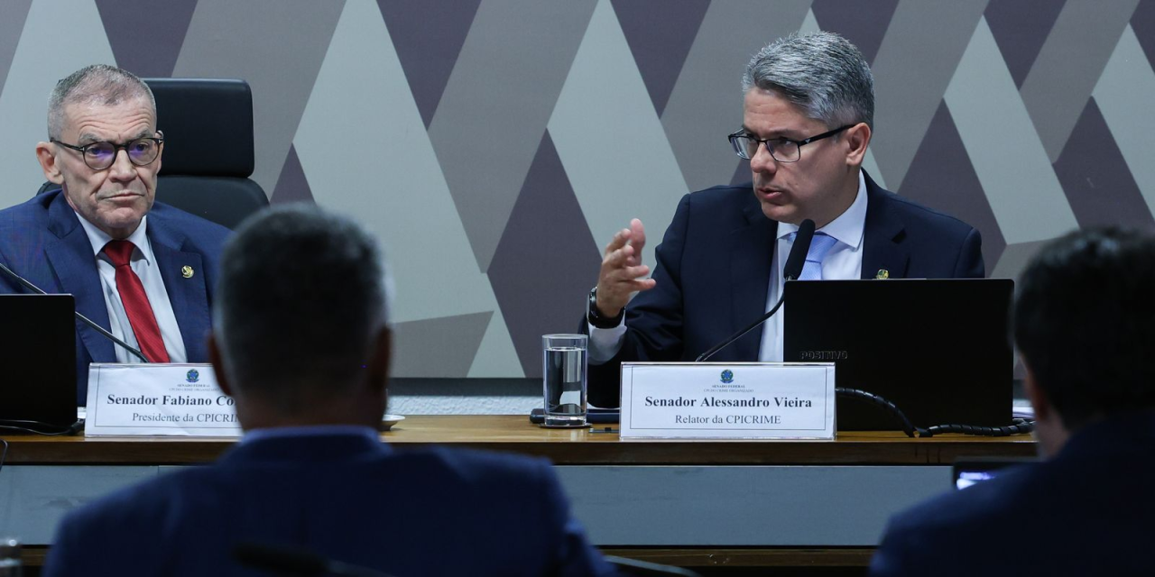 Senadores em sessão da CPI do Crime Organizado