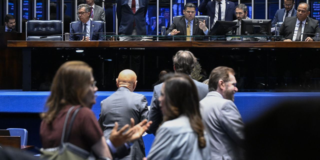 Davi Alcolumbre e Paulo Paim no plenário do Senado