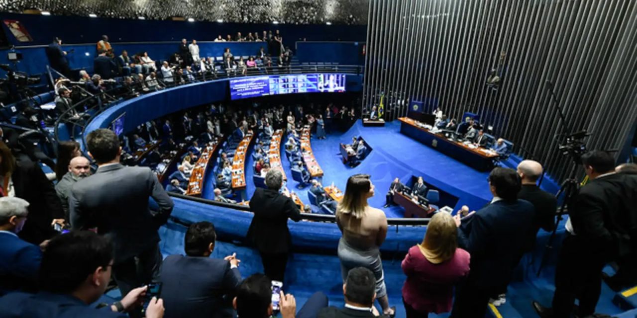 Plenário do Senado com senadores em sessão