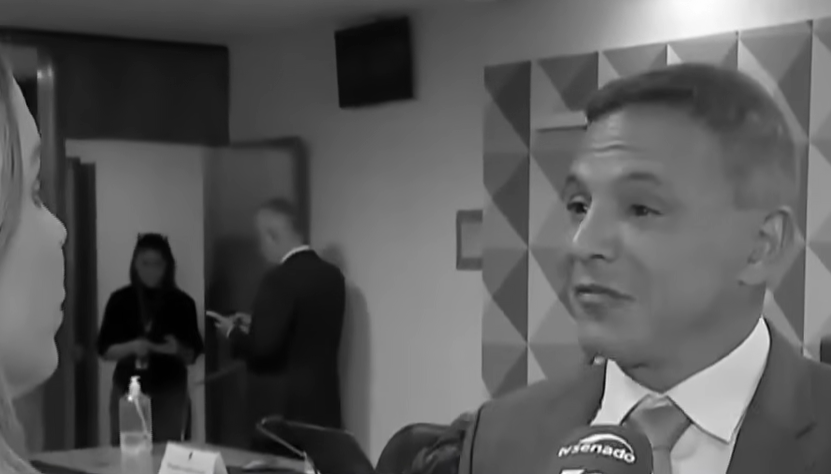 Senador Márcio Bitar em sessão no Senado Federal discutindo indicações ao STF