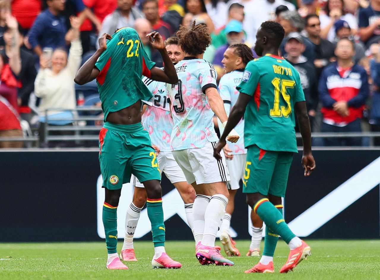 Jogadores de Senegal lamentam após pênalti contra a Bélgica