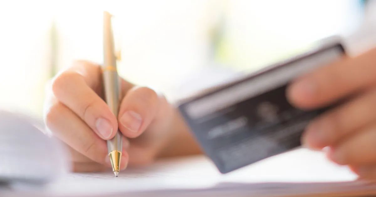 Contratos de empréstimo e calculadora sobre mesa