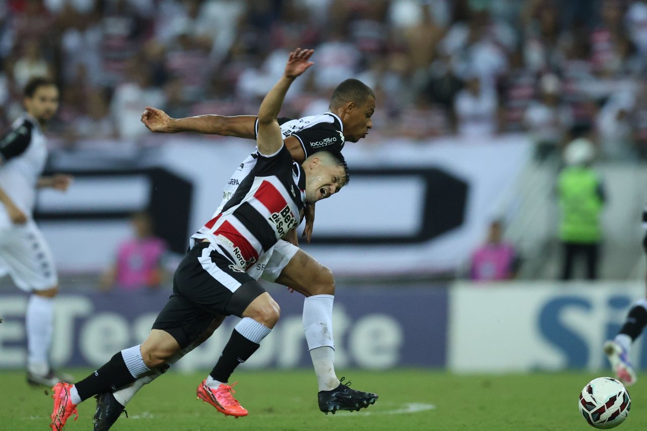 Torcida do Santa Cruz na Arena de Pernambuco comemorando