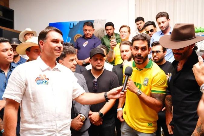 Cantores sertanejos reunidos em evento de apoio a Flávio Bolsonaro
