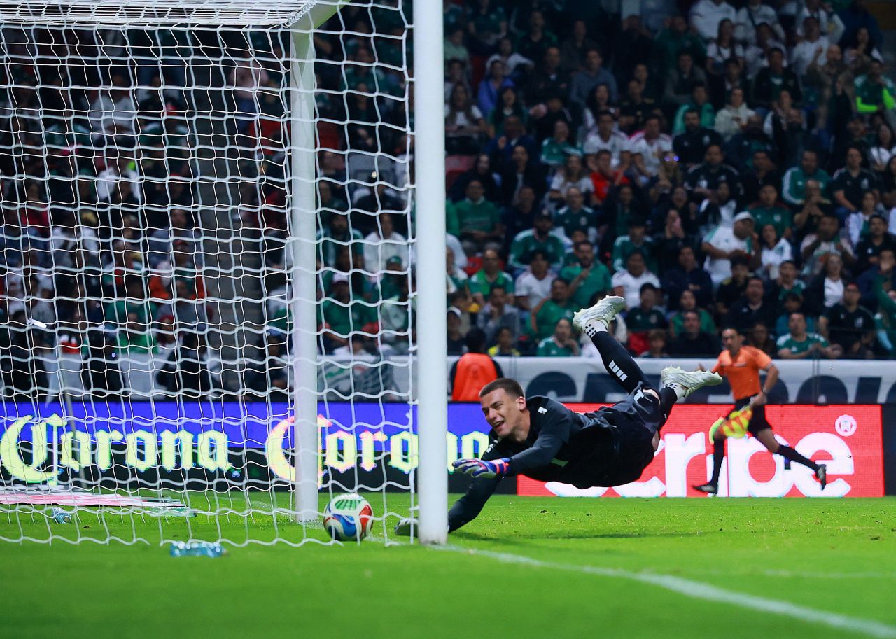 Passe de Bukinac passa por Stankovic e resulta em gol contra