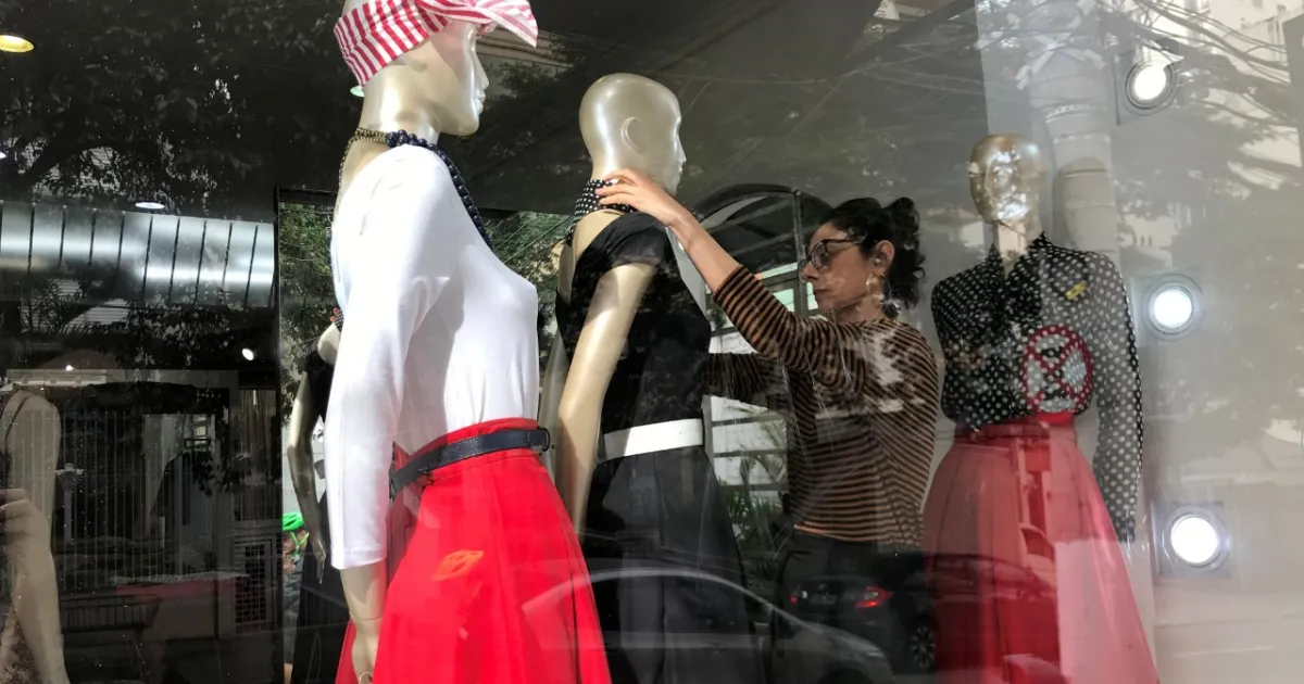 Gráfico de crescimento dos serviços e logo do IBGE