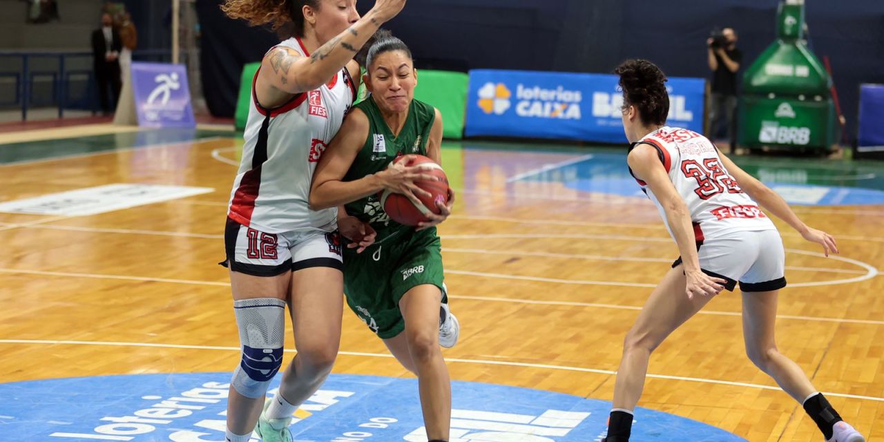 Aline Moura em ação pelo Sesi Araraquara