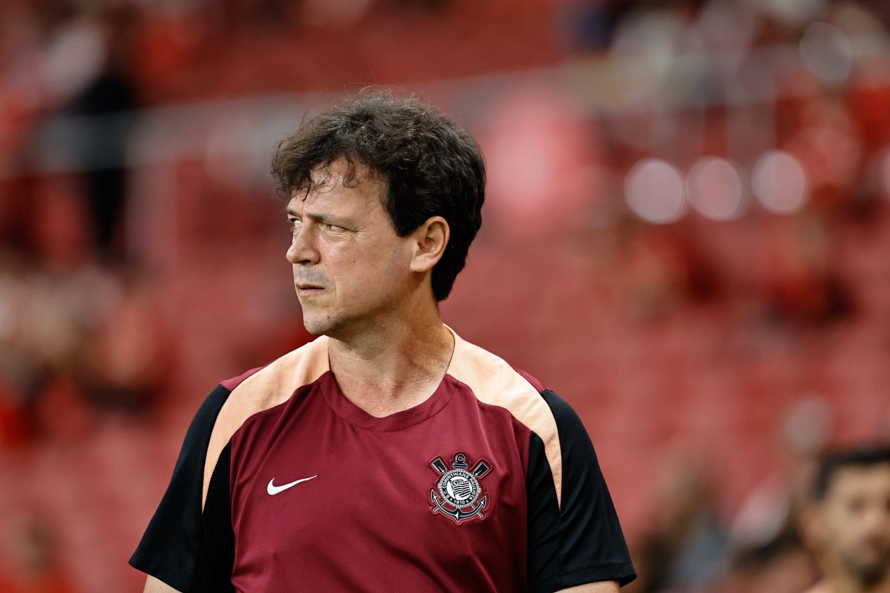 Fernando Diniz no banco durante Inter x Corinthians