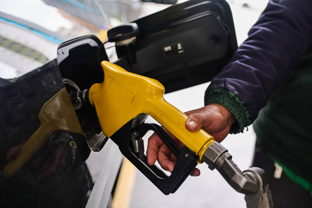 Posto de combustíveis com bombas e clientes