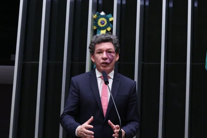 Roupas importadas e prateleiras de loja vazias