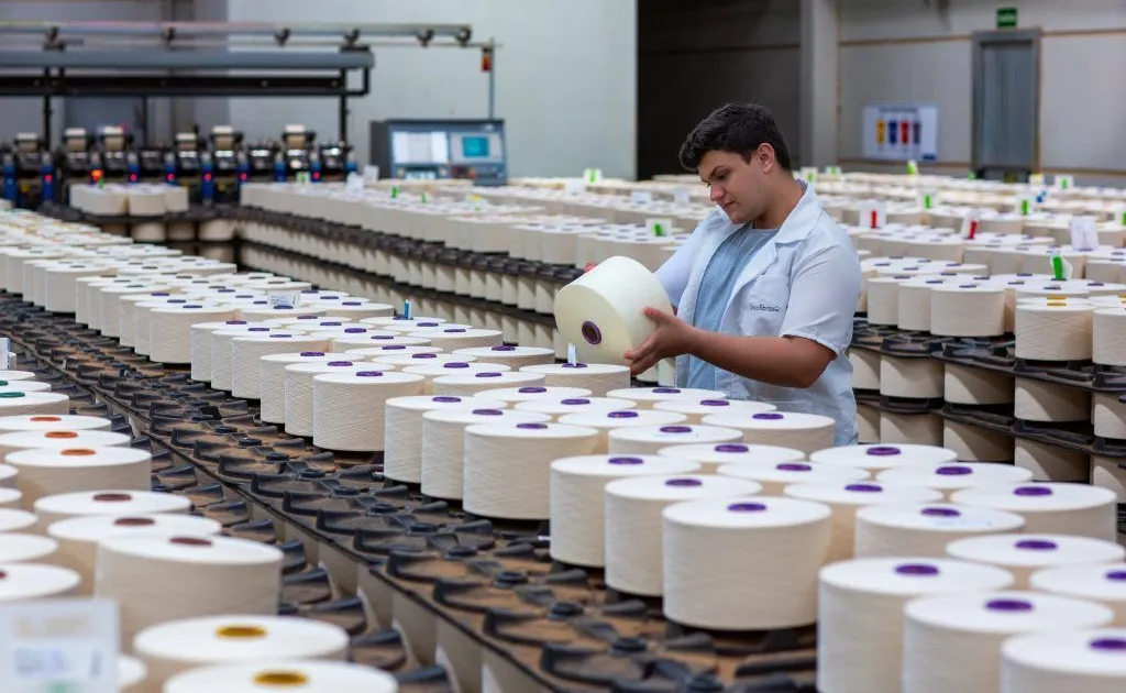 prateleira com blusas em loja