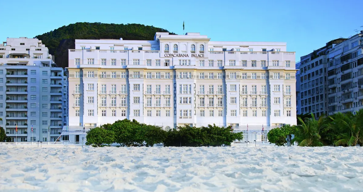 Fachada do Copacabana Palace à noite
