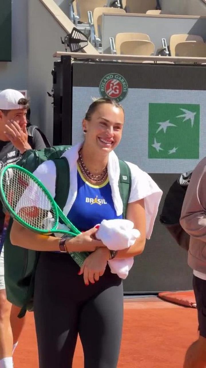 Diana Shnaider comemorando vitória em Roland Garros