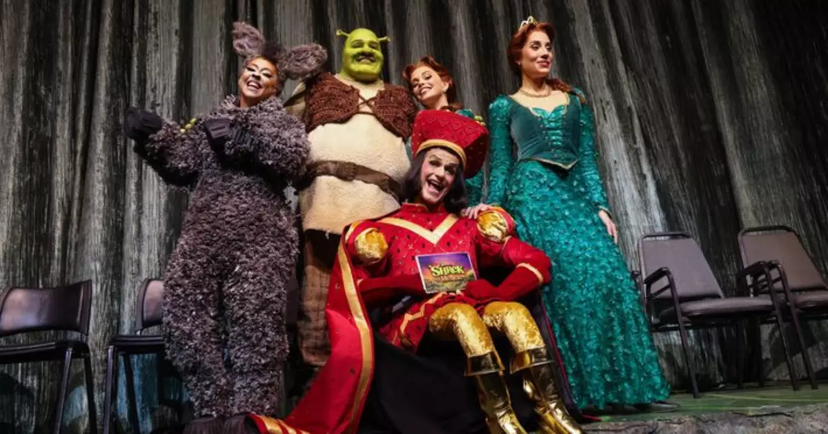 Tiago Abravanel como Shrek em cena do musical