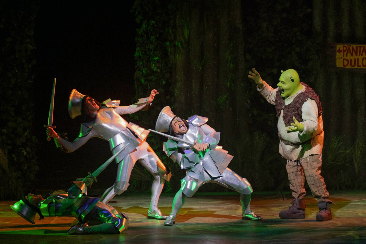 Cena do musical Shrek com Tiago Abravanel e elenco