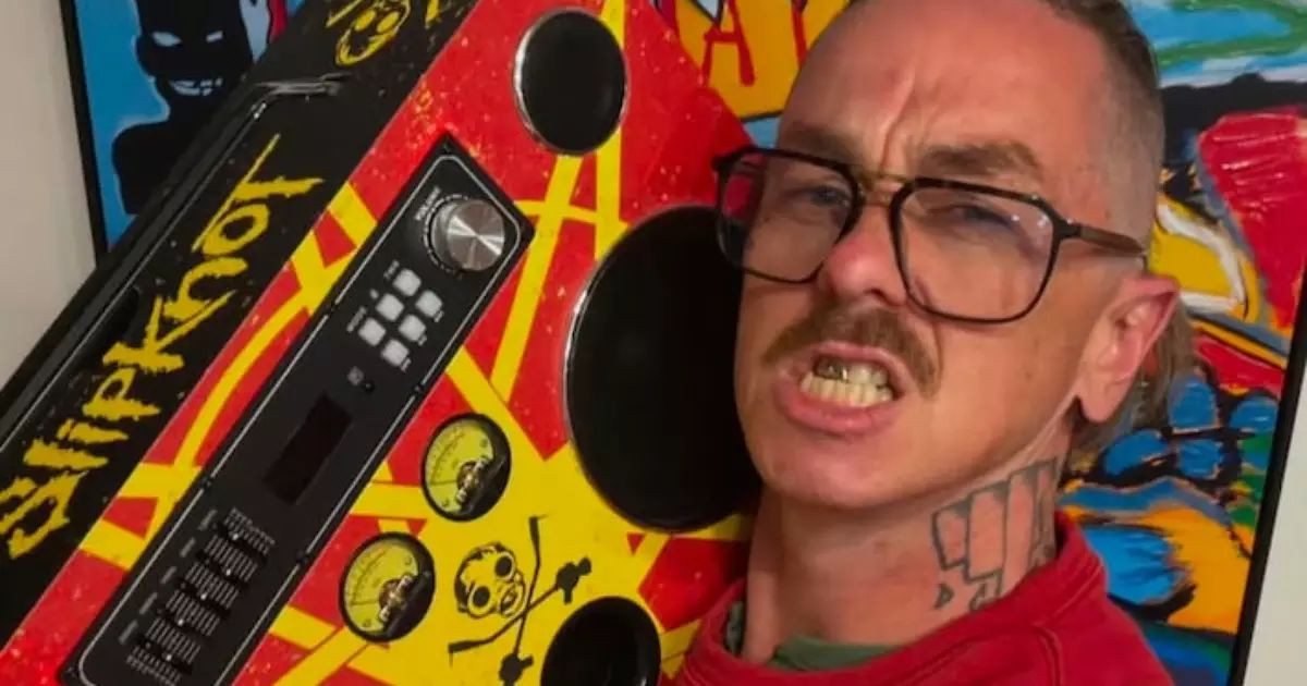 Sid Wilson com máscara do Slipknot em apresentação