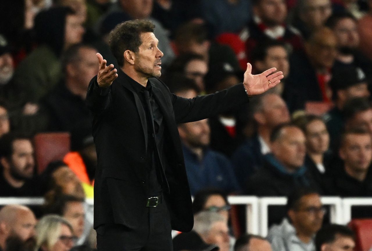 Diego Simeone gesticula no banco durante jogo entre Atlético de Madrid e Real Madrid