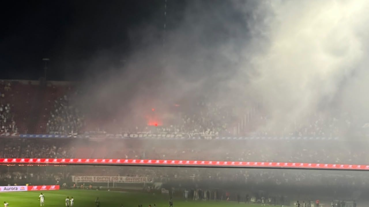 Fumaça de sinalizadores cobre gramado do Morumbi