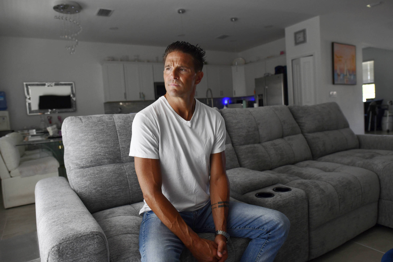 Ilustração de microrganismos intestinais e símbolo de álcool