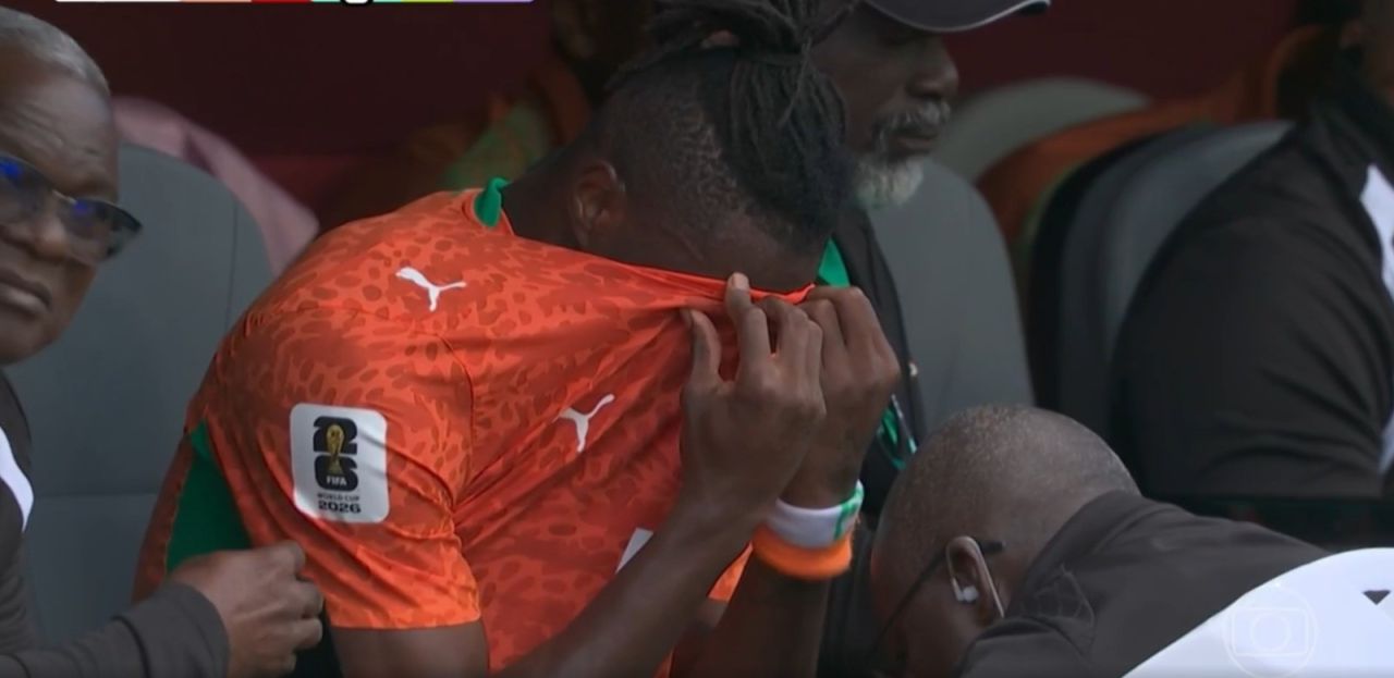 Wilfried Singo lesionado deixando o campo