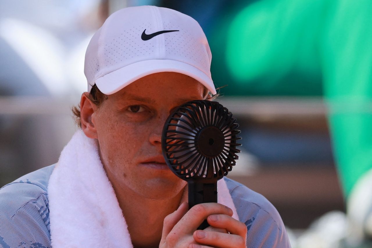 Sinner usando ventilador no banco durante partida em Roland Garros