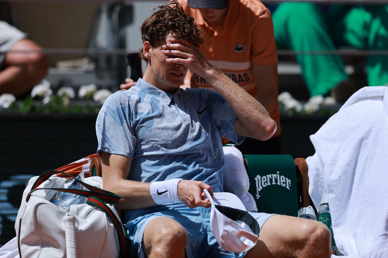 Jannik Sinner em quadra durante Roland Garros
