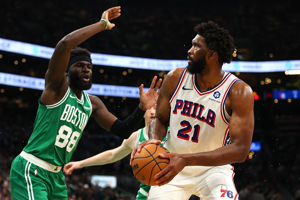 Joel Embiid comemorando a vitória no TD Garden