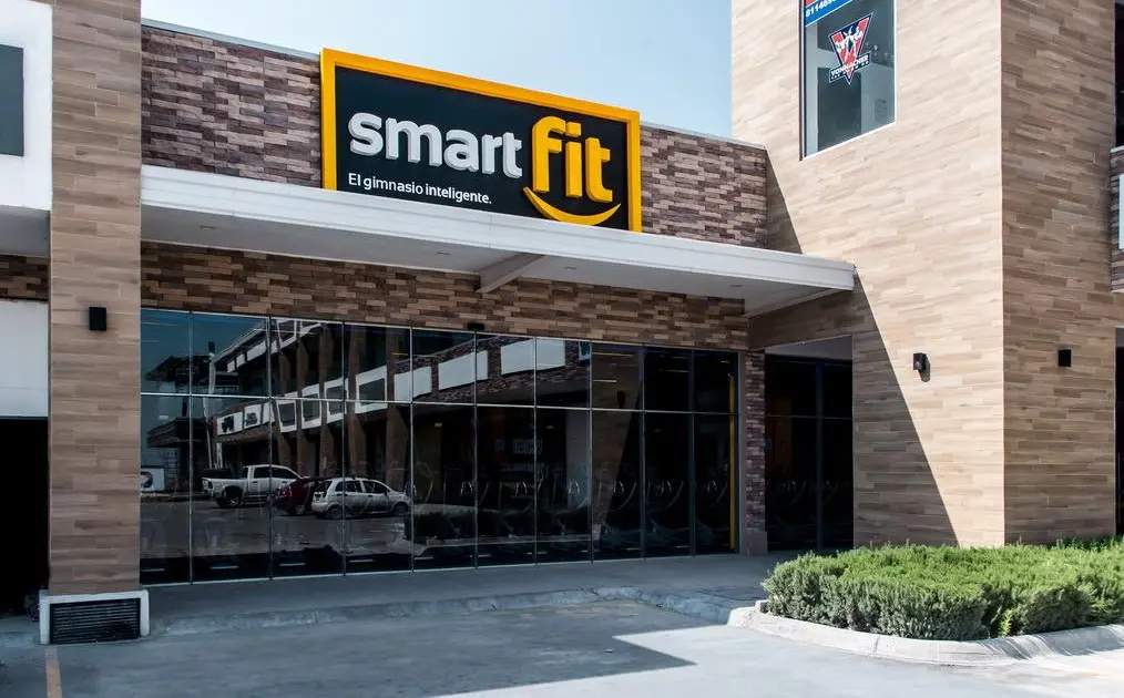 Fachada de academia SmartFit com logo