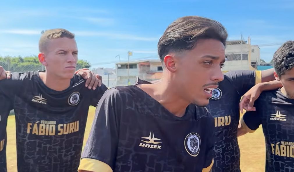 Jogadores do Só Maloka comemorando o título da Copa Jardim América