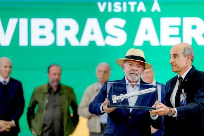 Presidente Lula durante visita à Avibras em Jacareí