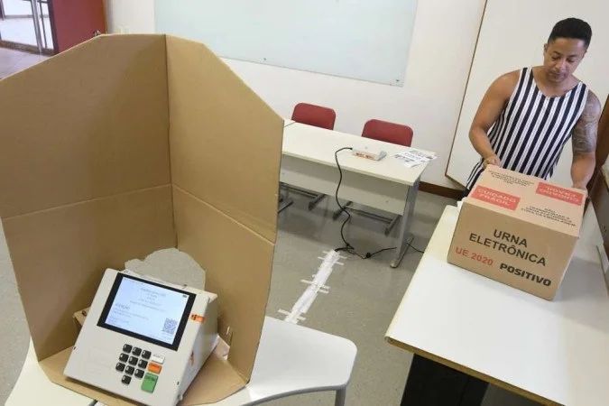 Eleitores aguardam em fila para votar