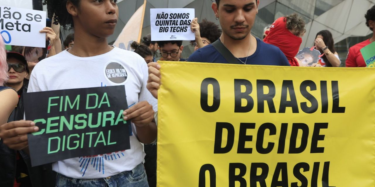 Representantes de organizações entregam documento no TSE