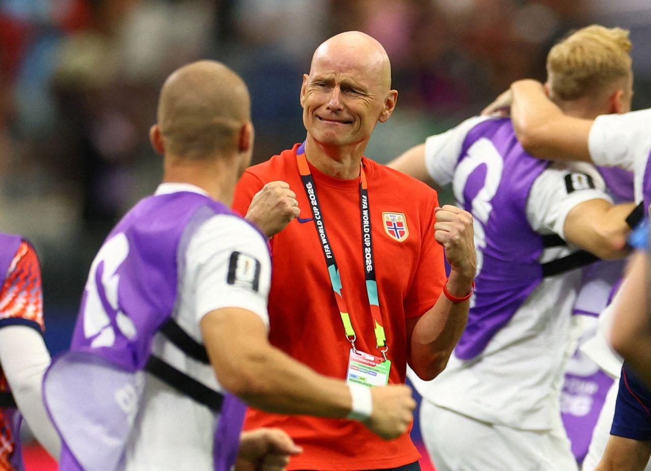 Stale Solbakken comemorando classificação da Noruega