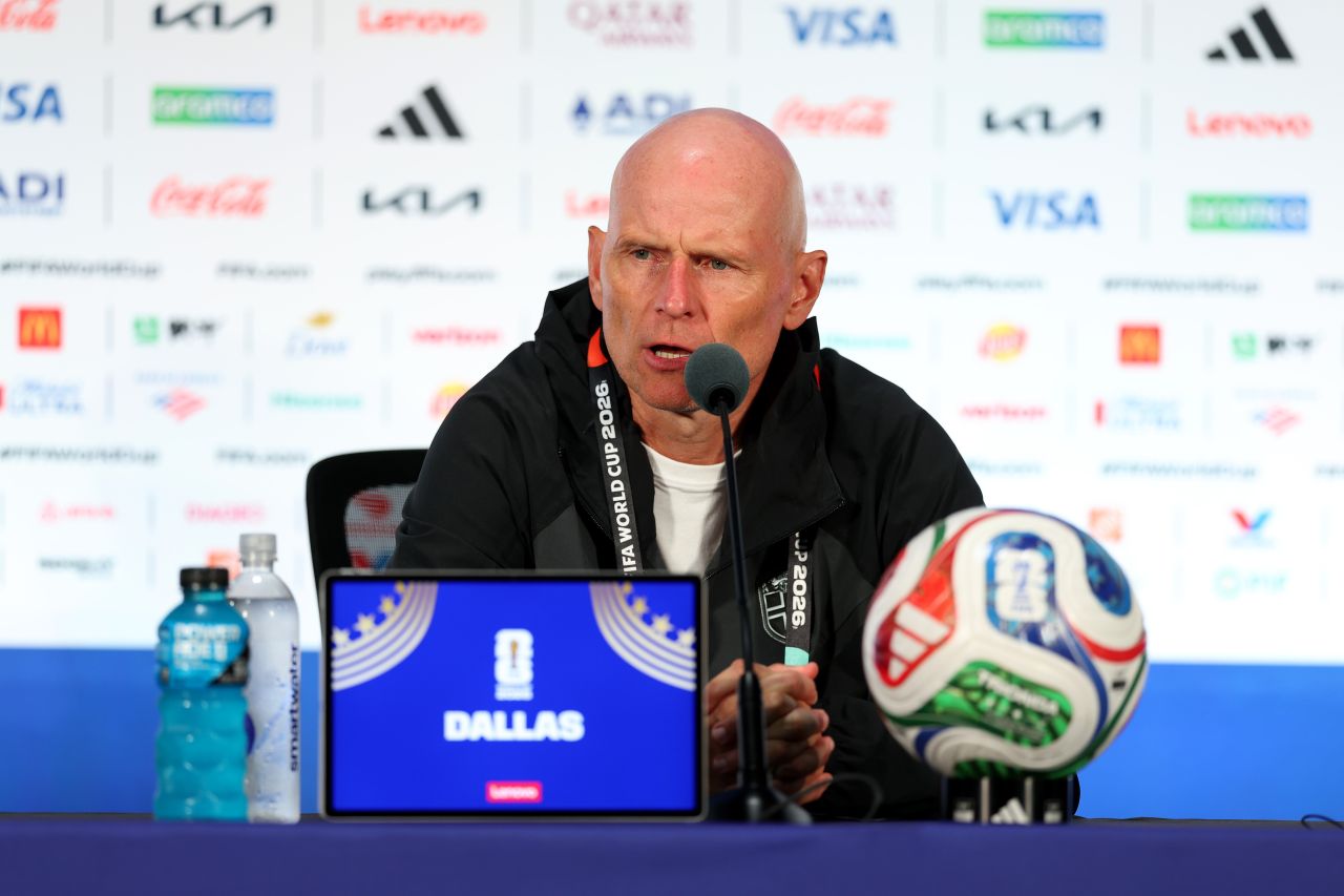 Ståle Solbakken durante coletiva após vitória da Noruega