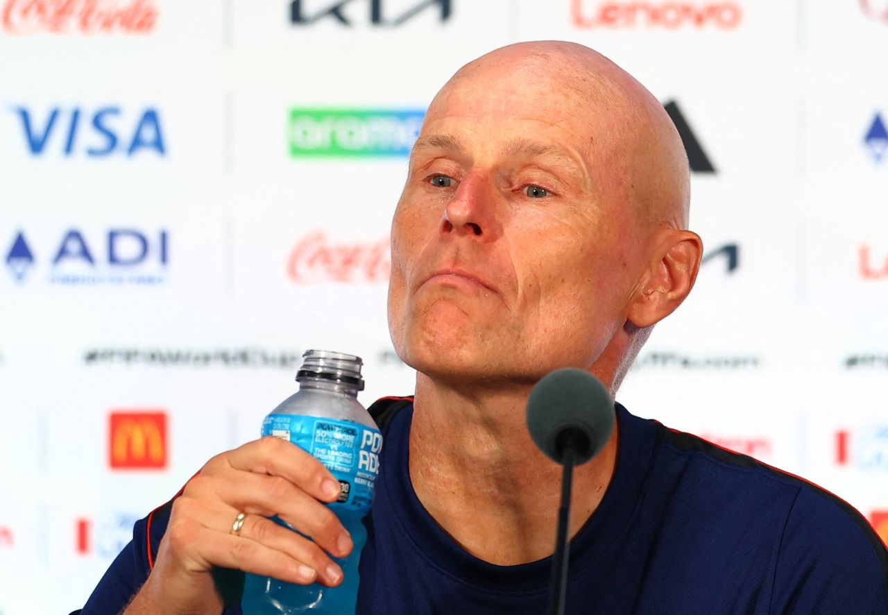 Stale Solbakken falando em coletiva no Estádio de Dallas