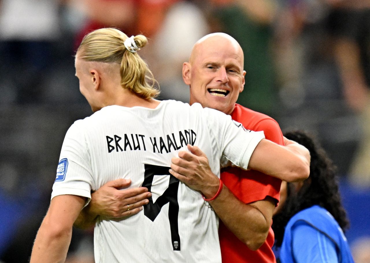 Staale Solbakken comemorando com Haaland