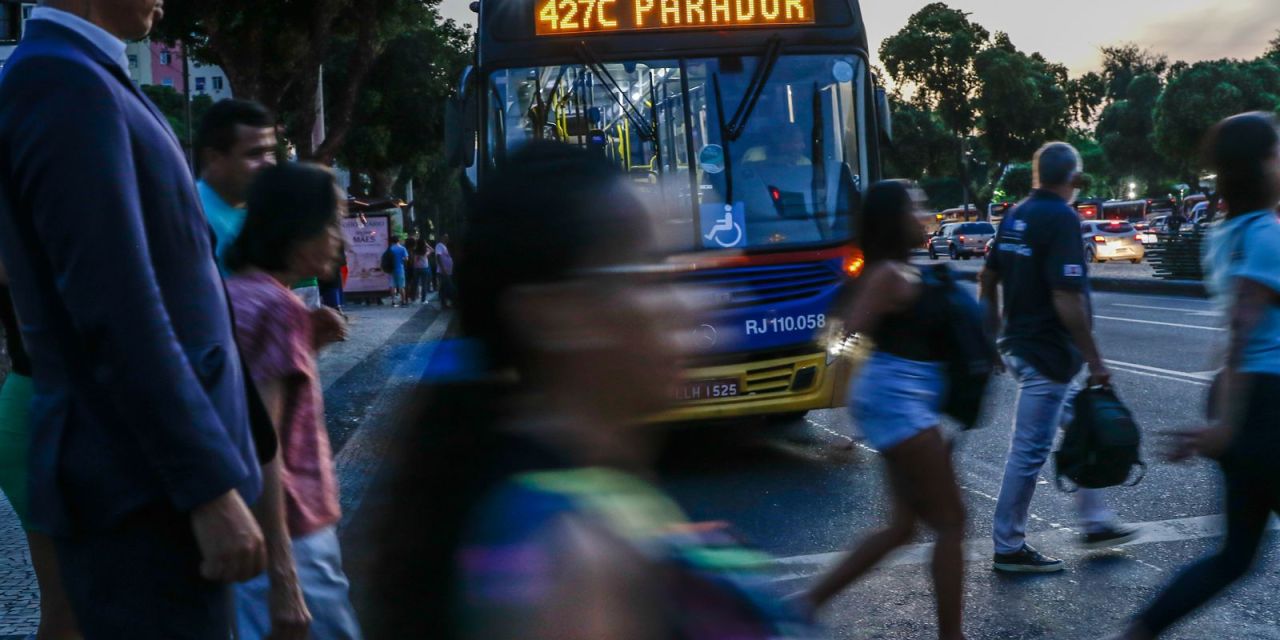 Urnas vazias em seção eleitoral
