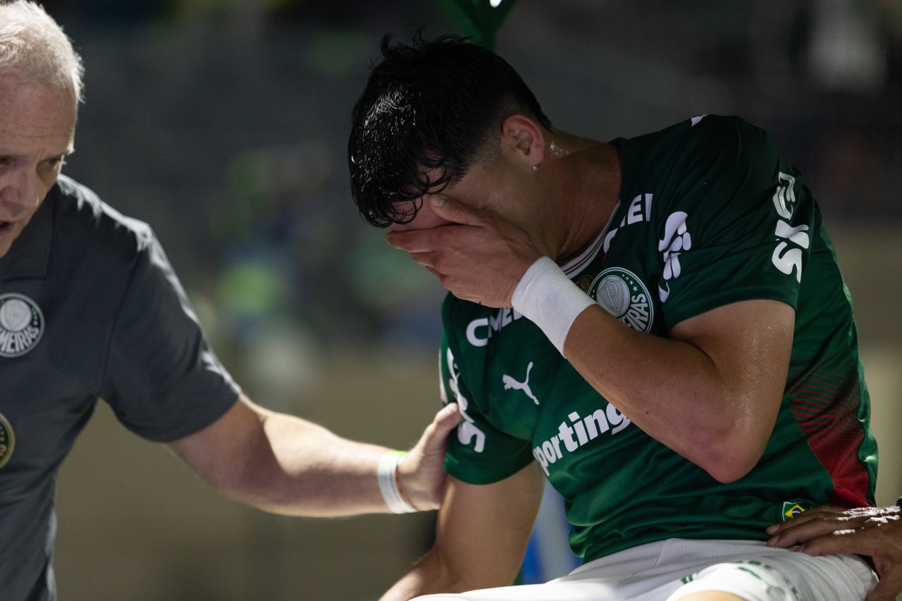 Sosa carregado ao deixar o campo após lesão no jogo contra o Cruzeiro