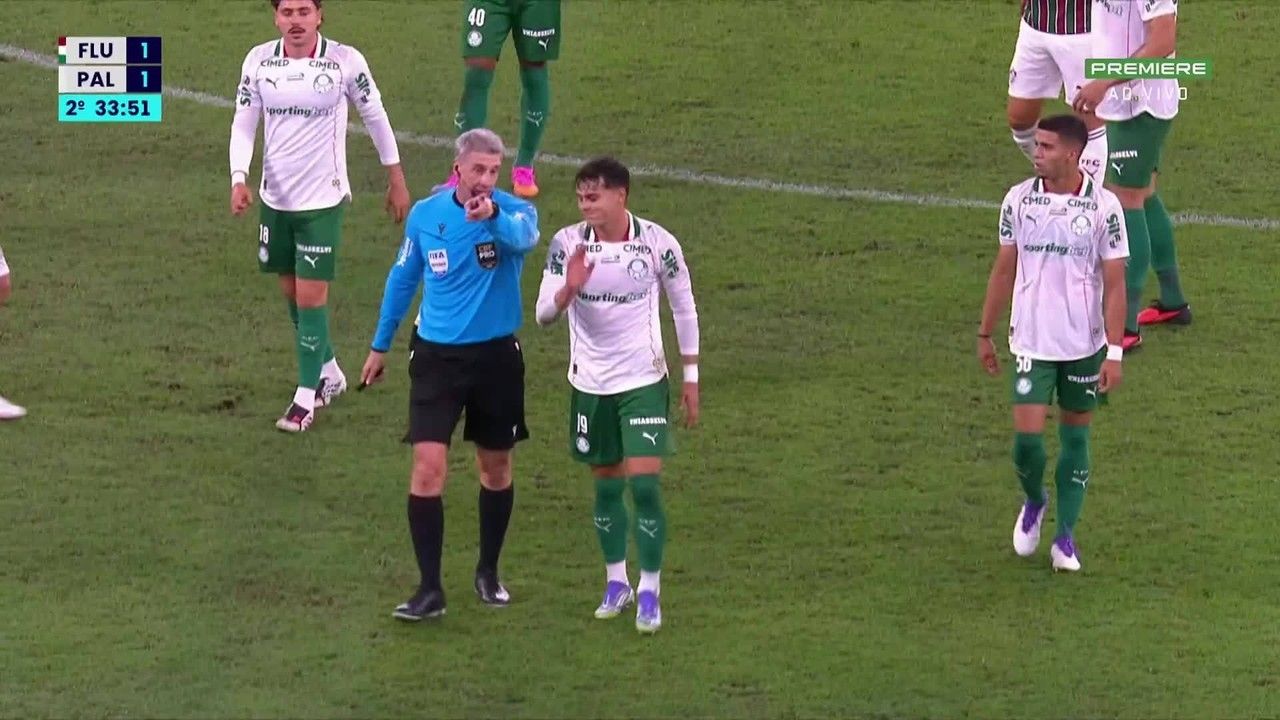 Ramón Sosa deixando o campo mancando após sentir dores na coxa