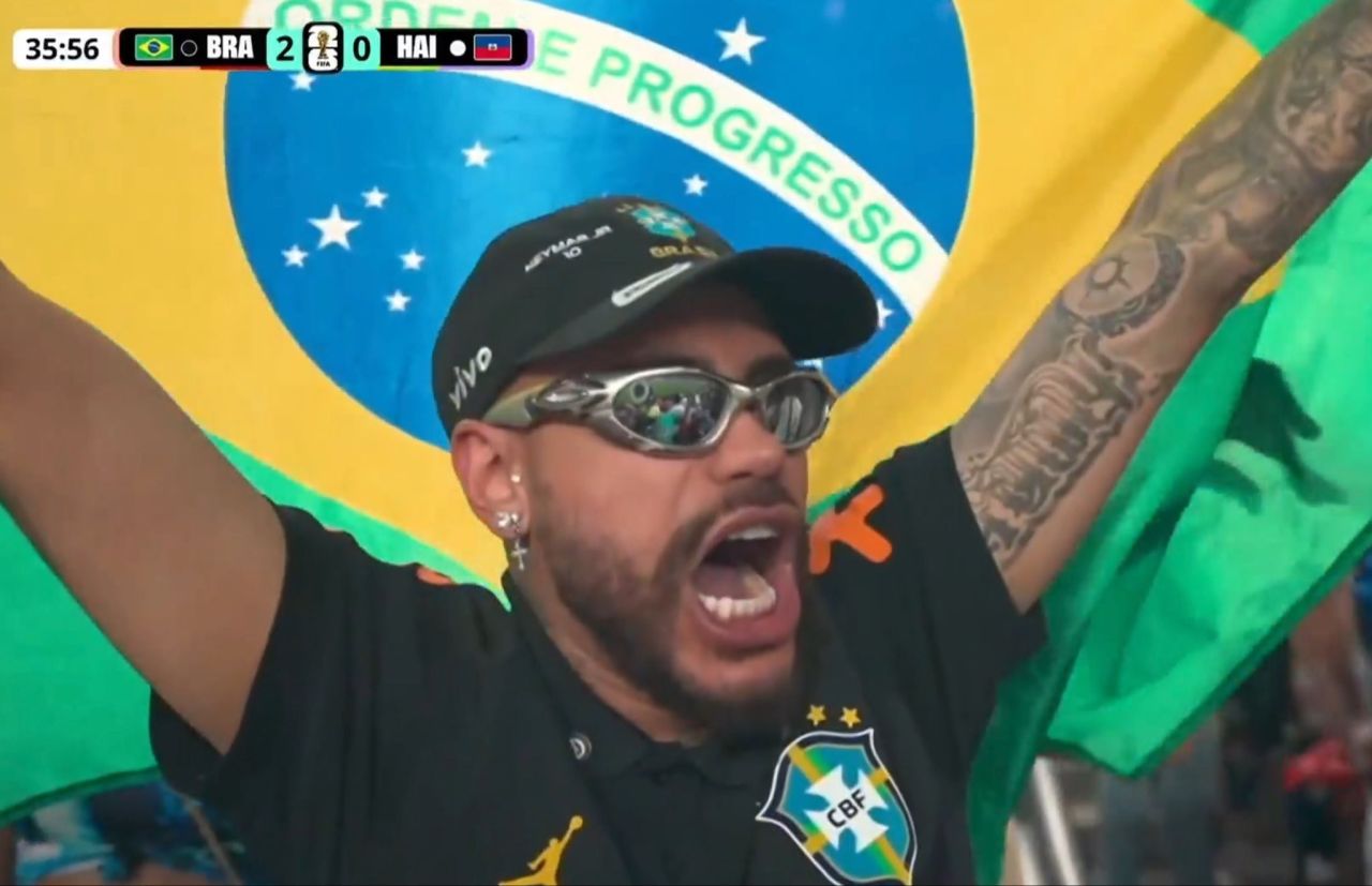 Homem parecido com Neymar comemorando no estádio