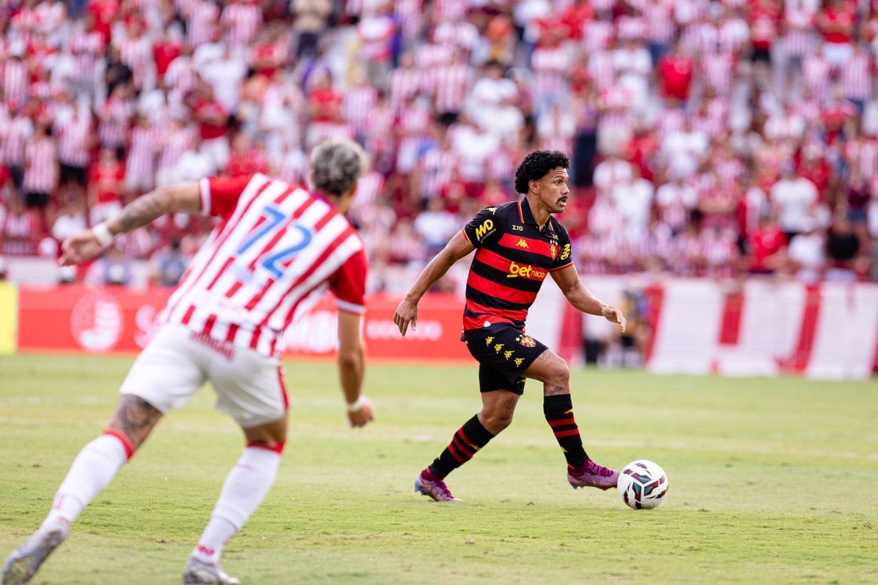 Mariano Soso na beira do campo durante Náutico x Sport
