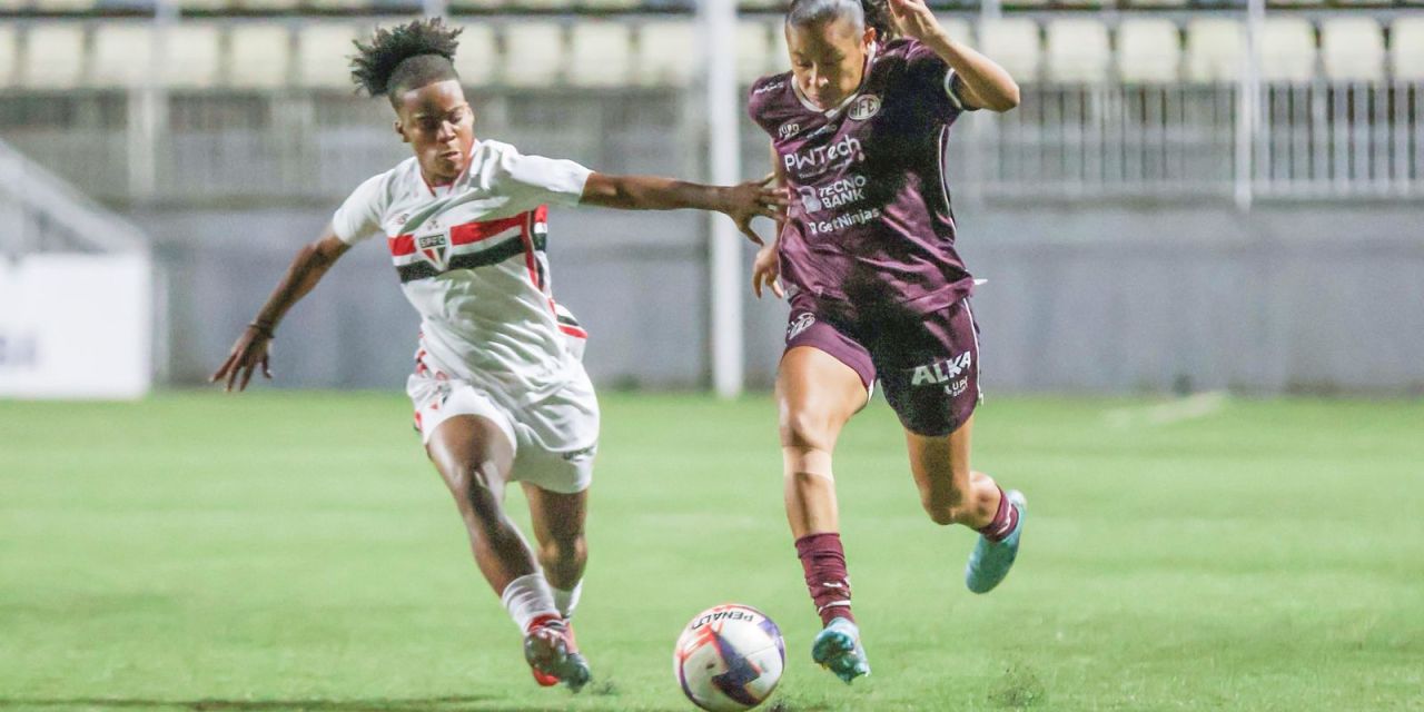 Jogadoras de São Paulo e Ferroviária disputam lance pelo Paulista Feminino Sub-20