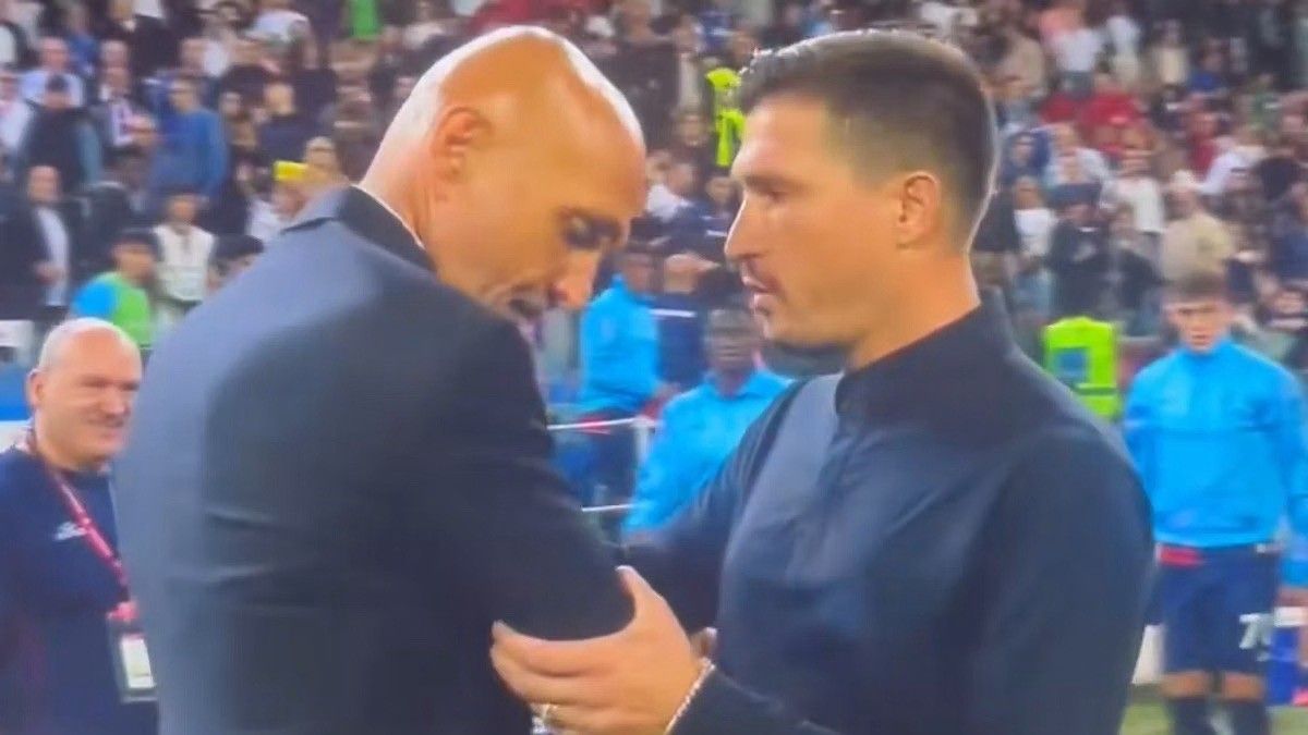 Spalletti e Pisacane discutem à beira do campo após partida