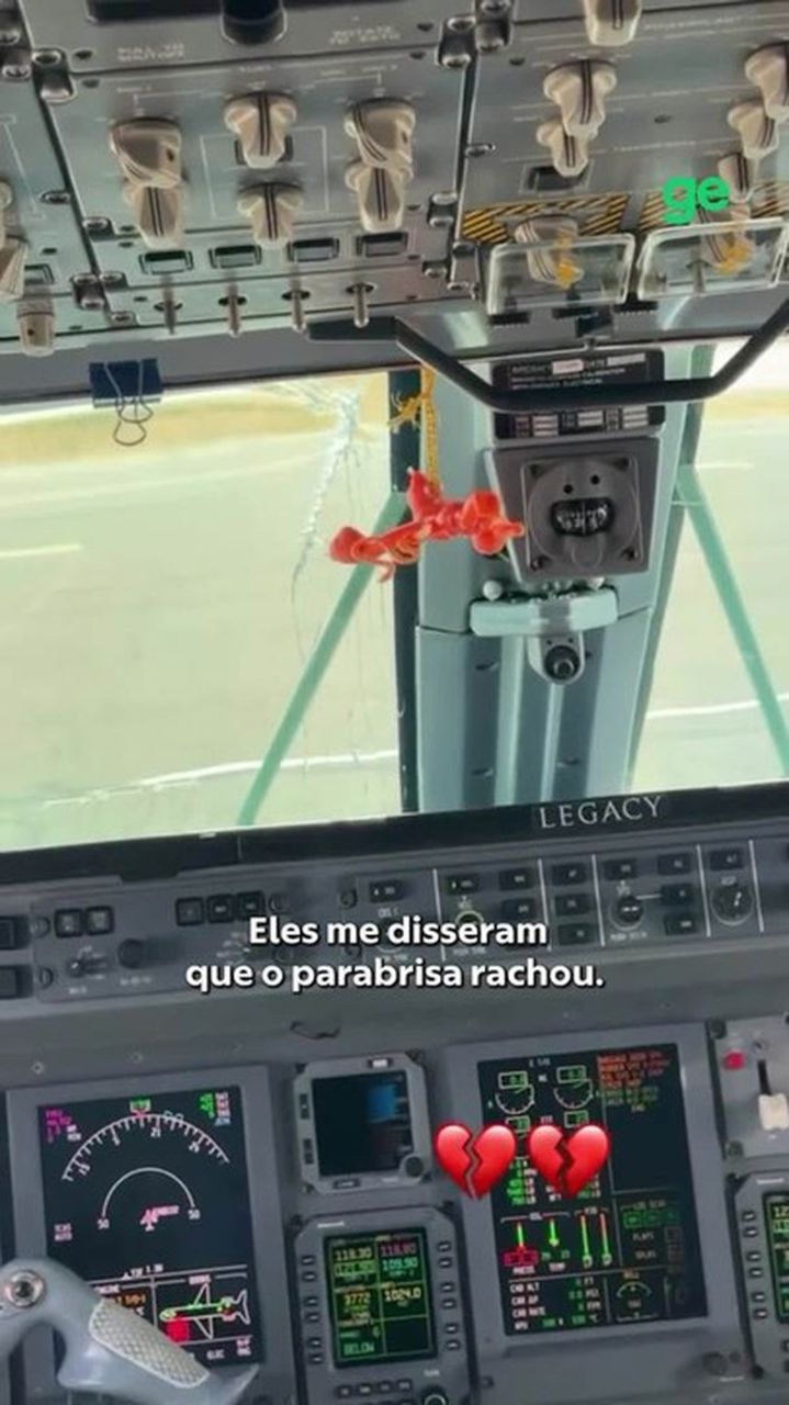 Speed acompanha jogo em telão rodeado por fãs e seguranças