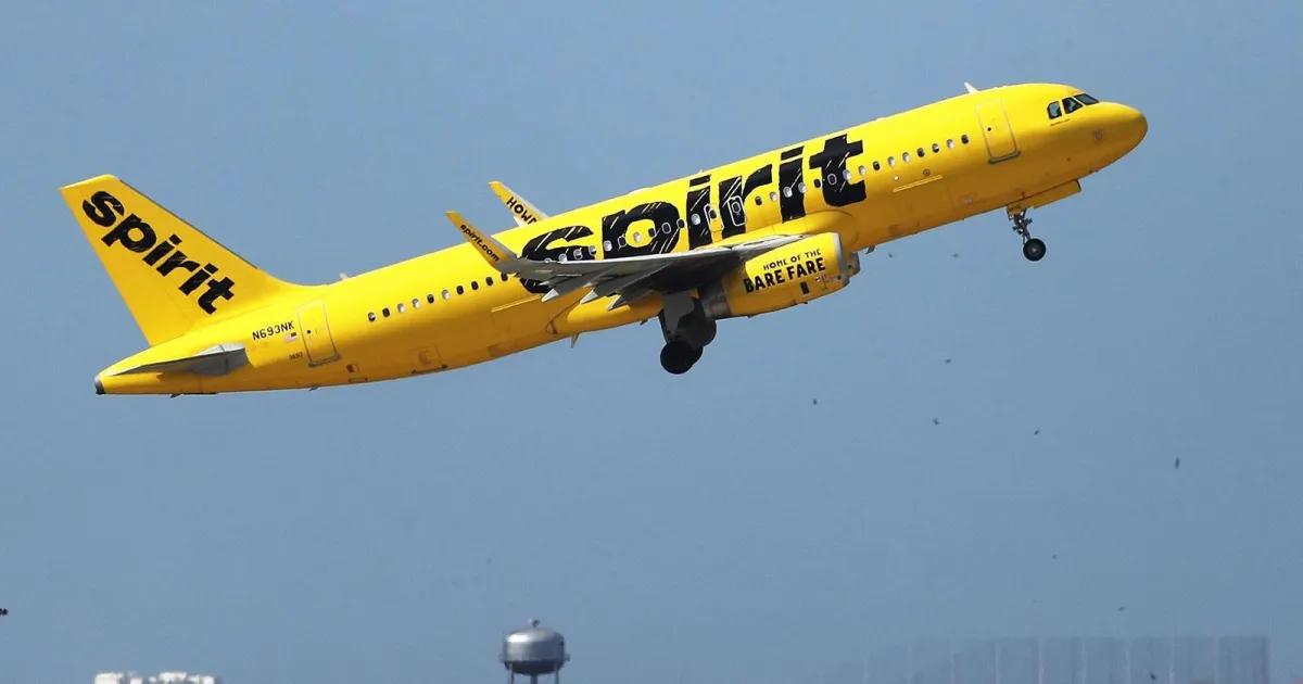 Avião da Spirit Airlines em pátio de aeroporto