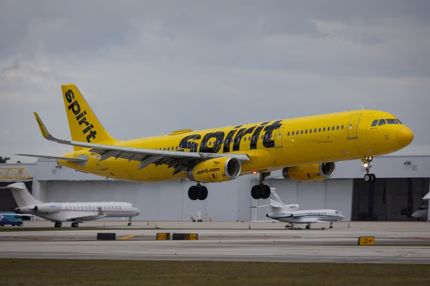Avião da Spirit Airlines no pátio do aeroporto